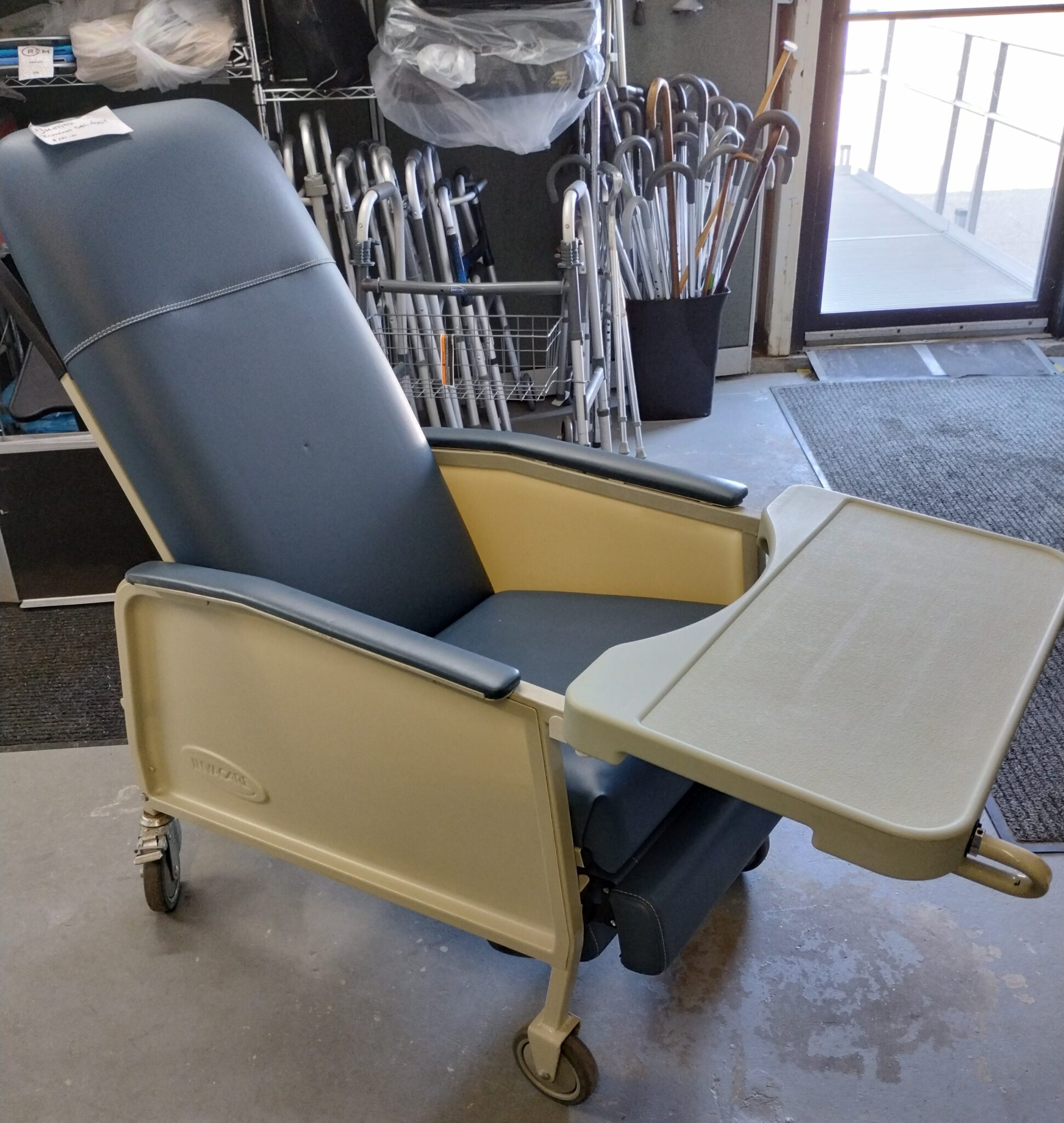 Geri Chair w/tray Invacare REM
